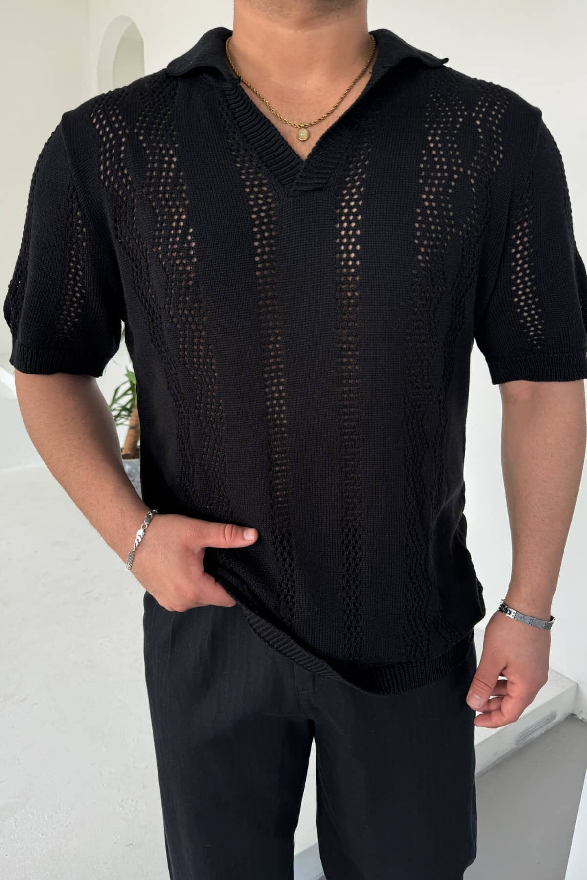 Siyah Delikli Polo Yaka Triko