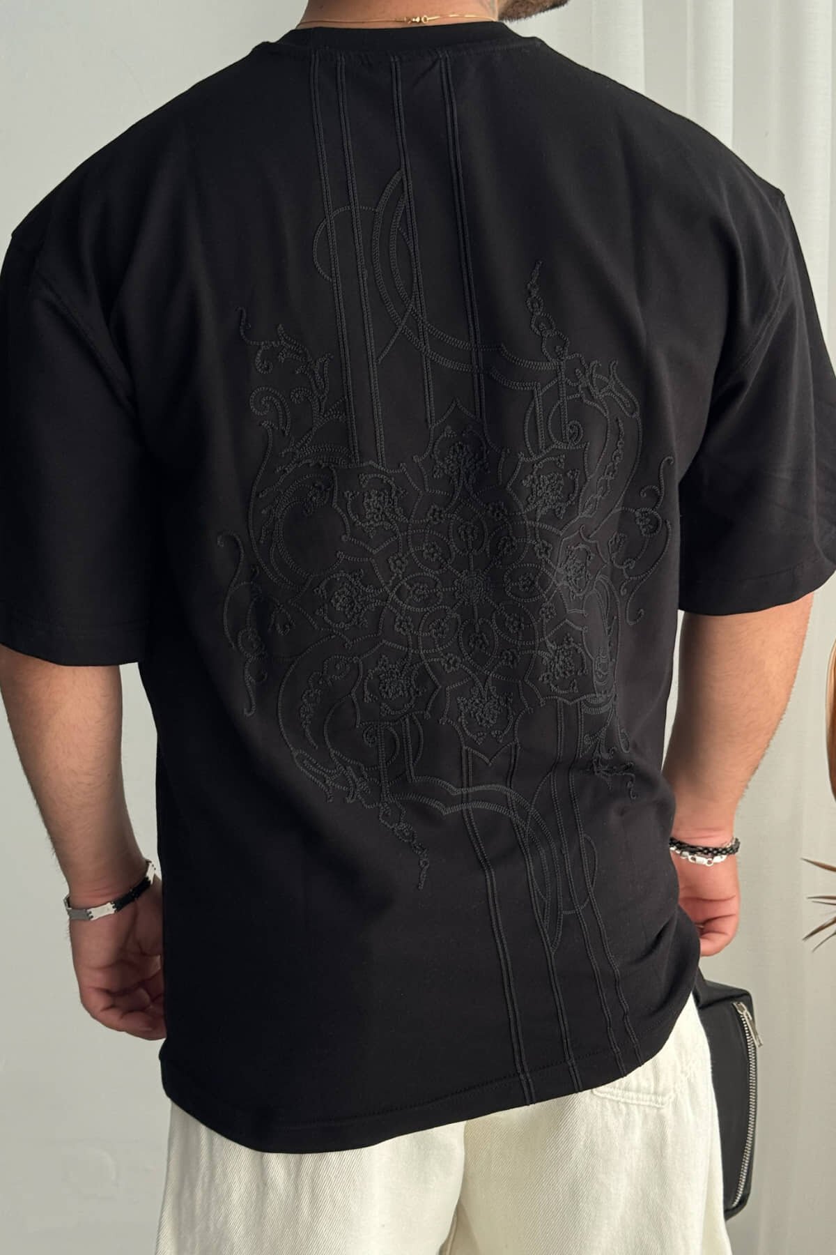 Siyah Nakışlı T-shirt